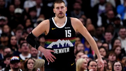 状态不佳还是大三双🙁约基奇35分14板13助5断2帽 基本盘夯到爆