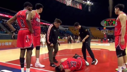 噩梦！复出之战又受伤，郭艾伦膝盖受创，被担架抬出，或赛季报销