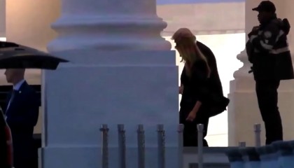 九游体育网站-白宫记者协会晚宴传出至少五声枪响！特朗普紧急撤离 宾客钻桌下